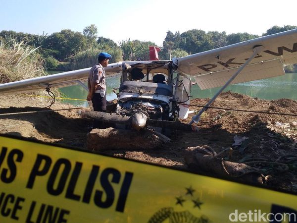 Penampakan Bangkai Cessna yang Jatuh di Indramayu