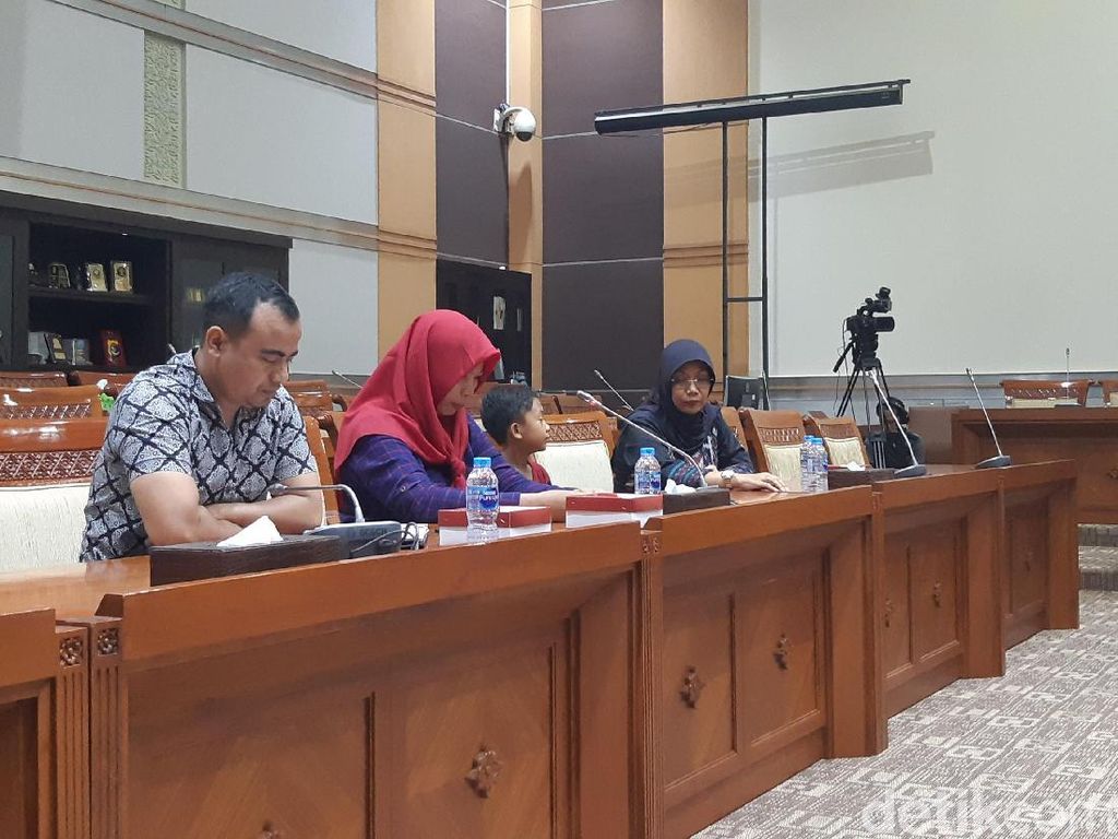 Baiq Nuril Menangis di Komisi III DPR Berharap Amnesti Disetujui Baiq Nuril Menangis di Komisi III DPR Berharap Amnesti Disetujui