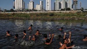 Keceriaan Anak-anak Bermain di Kanal Banjir Barat