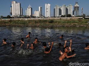 Keceriaan Anak-anak Bermain di Kanal Banjir Barat Keceriaan Anak-anak Bermain di Kanal Banjir Barat