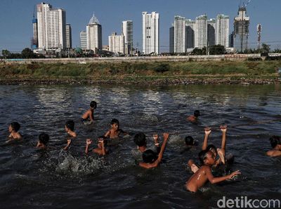 Keceriaan Anak-anak Bermain di Kanal Banjir Barat