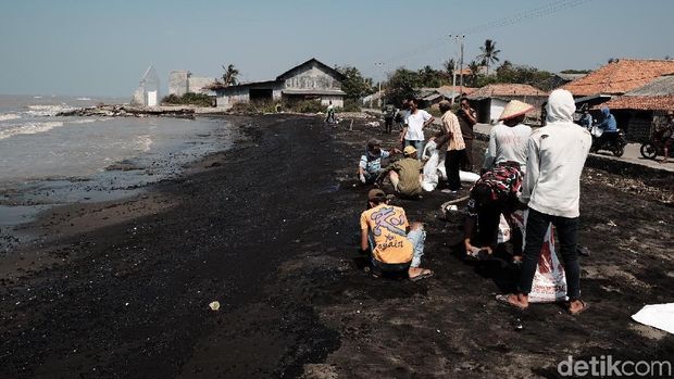 Pertamina Bersihkan Tumpahan Minyak di Pesisir Pantai Karawang