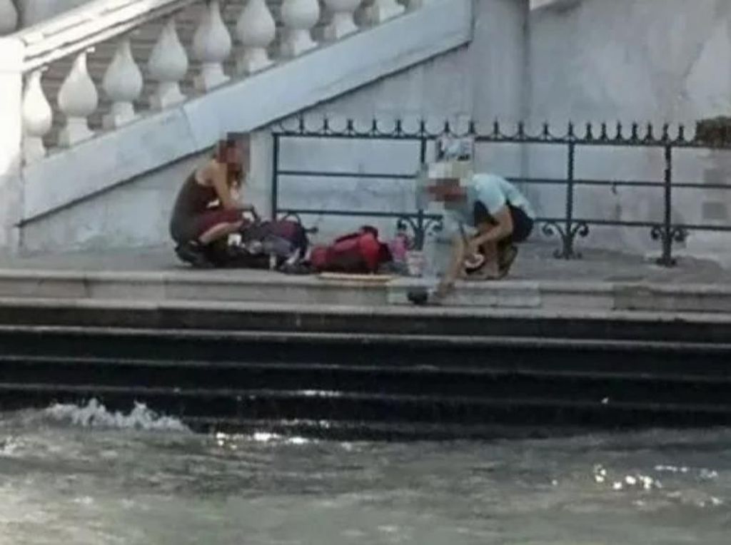 Turis Ini Didenda Rp 14,8 Juta karena Bikin Kopi di Pinggir Sungai Venesia Turis Ini Didenda Rp 14,8 Juta karena Bikin Kopi di Pinggir Sungai Venesia