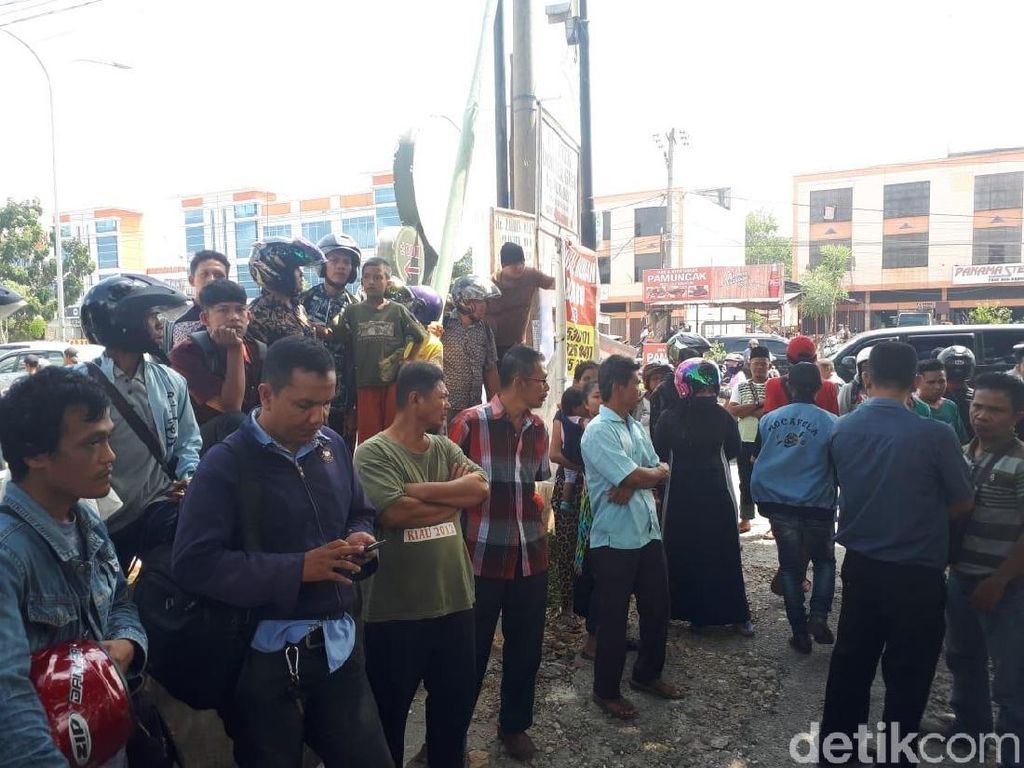 Lokasi Baku Tembak Bandar Narkoba di Riau Jadi Tontonan Warga Lokasi Baku Tembak Bandar Narkoba di Riau Jadi Tontonan Warga