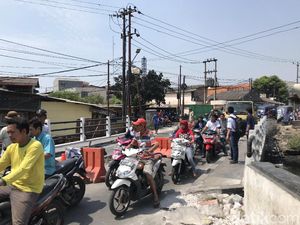 Jembatan di Tegal Alur Amblas, Pengendara Tetap Nekat Melintas