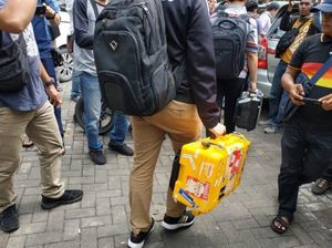 Penyidik KPK Sita Sejumlah Dokumen dari Kantor Dishub Kepri Penyidik KPK Sita Sejumlah Dokumen dari Kantor Dishub Kepri
