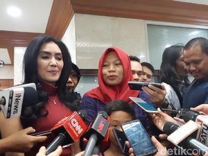 Hadir di Pleno Komisi III DPR, Baiq Nuril: Mudah-mudahan Lancar Hadir di Pleno Komisi III DPR, Baiq Nuril: Mudah-mudahan Lancar