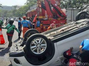 Detik-detik SUV Terbalik Usai Tabrak LCGC dan Pikap Tambal Ban