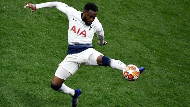 Jose Mourinho diklaim berseteru dengan bek Danny Rose.