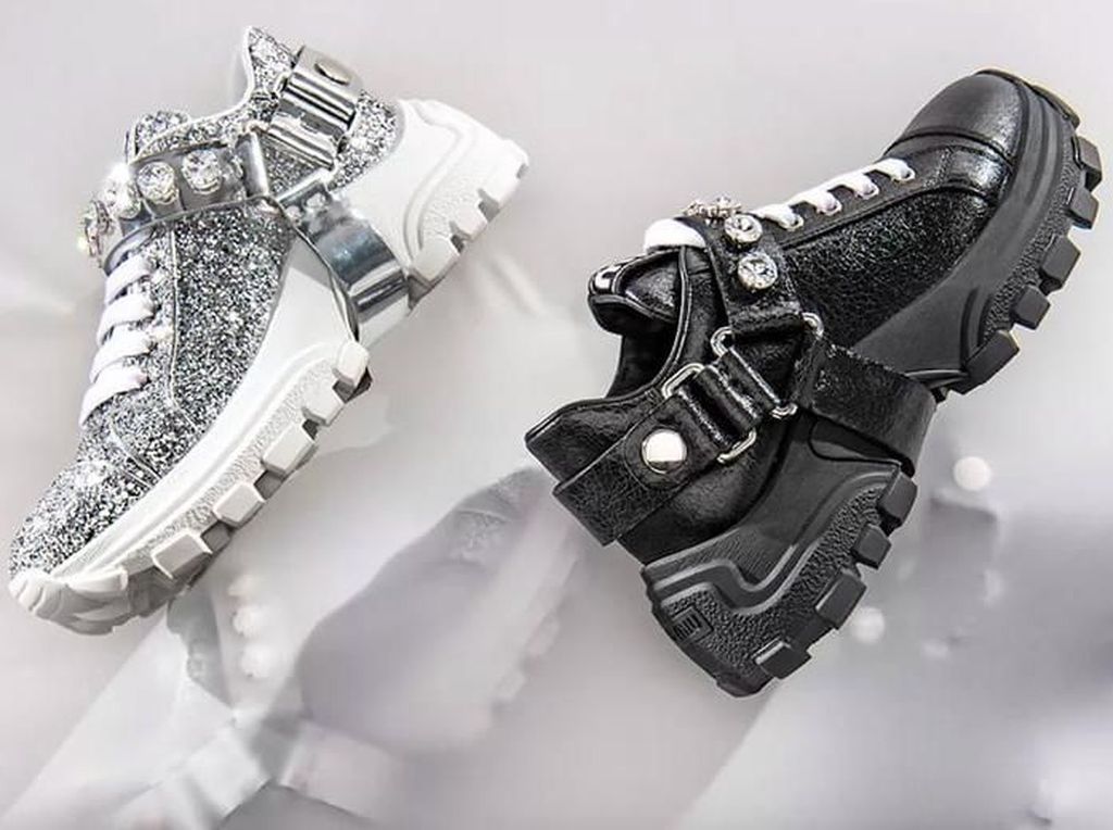 Miu Miu Rilis Sneakers Bling-bling Berhias Kristal, Dijual Rp 13 Jutaan Miu Miu Rilis Sneakers Bling-bling Berhias Kristal, Dijual Rp 13 Jutaan