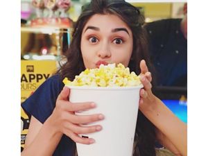 Ini Eisha Singh Bintang Ishq Subhan Allah yang Hobi Makan Popcorn Ini Eisha Singh Bintang Ishq Subhan Allah yang Hobi Makan Popcorn