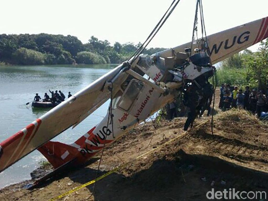 Detik-detik Evakuasi Bangkai Cessna yang Jatuh di Sungai Cimanuk Detik-detik Evakuasi Bangkai Cessna yang Jatuh di Sungai Cimanuk