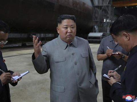 Kim Jong-Un dikala menginspeksi kapal selam terbaru Korut