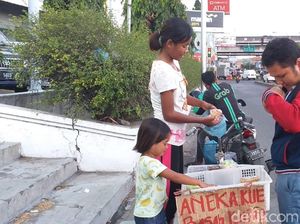 Sejak Viral, Kue yang Dijual Anak Sambil Gendong Adik Laris Manis Sejak Viral, Kue yang Dijual Anak Sambil Gendong Adik Laris Manis