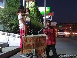 Anak Berjualan Kue Sambil Gendong Adik di Surabaya Viral di Medsos