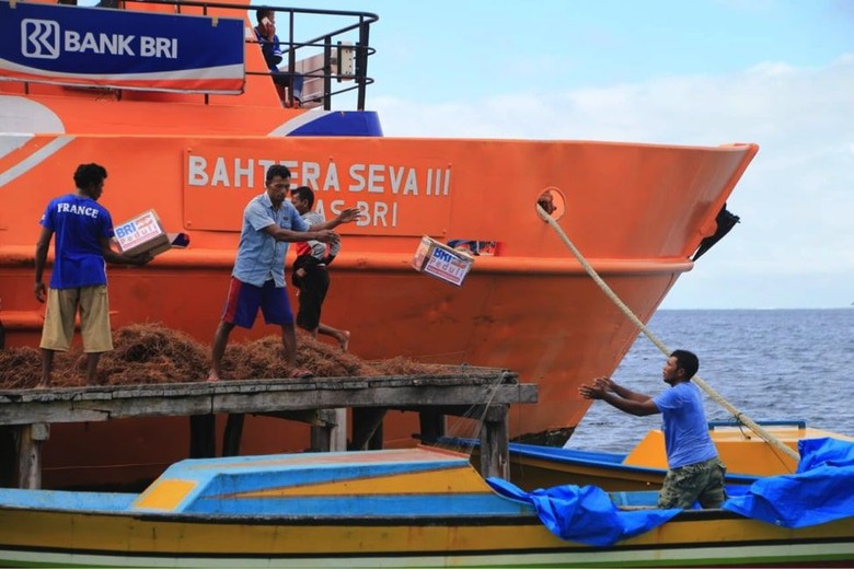 Kala Bank Terapung Disulap Jadi Kapal Bantuan di Halmahera Selatan