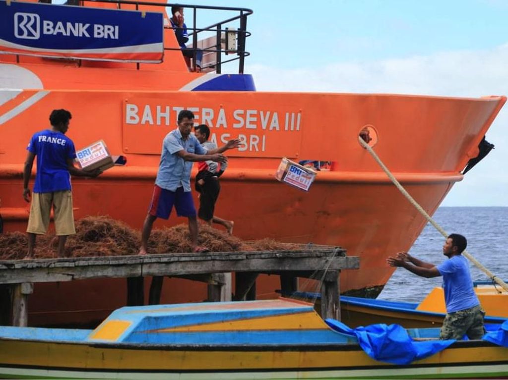 Kala Bank Terapung Disulap Jadi Kapal Bantuan di Halmahera Selatan Kala Bank Terapung Disulap Jadi Kapal Bantuan di Halmahera Selatan