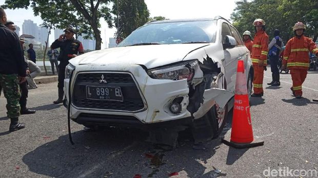 Mobil terbalik sudah dikembalikan semula/