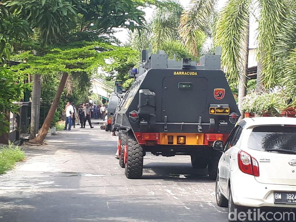 Video Mencekam! Baku Tembak Polisi dan Gembong Narkoba di Pekanbaru Video Mencekam! Baku Tembak Polisi dan Gembong Narkoba di Pekanbaru
