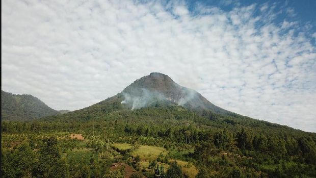Asap putih masih terlihat  di atas Gunung Panderman. Pertanda kobaran api masih membara di gunung tersebut.