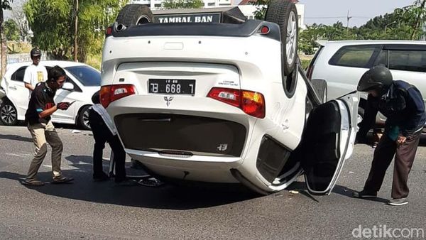 Sopir Mengantuk, SUV Terbalik di Depan Waduk Unesa