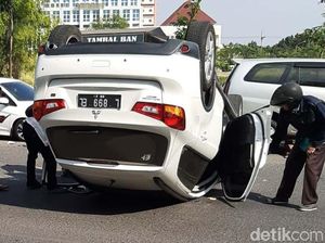 Sopir Mengantuk, SUV Terbalik di Depan Waduk Unesa