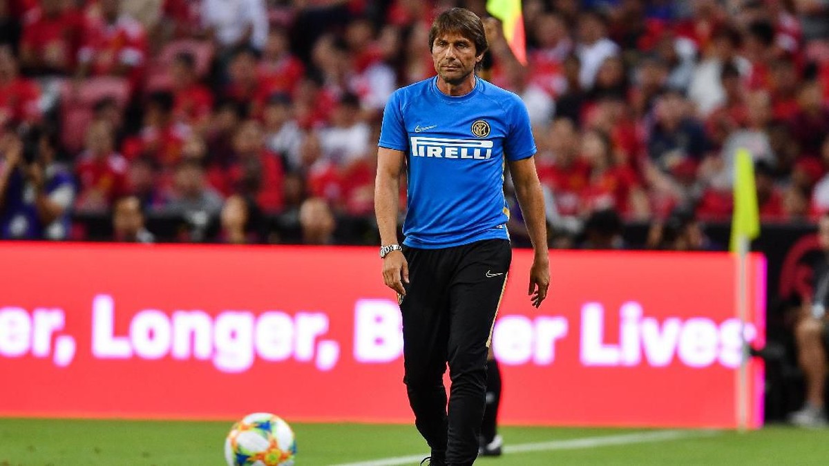 Antonio Conte diminta bersabar karena Inter Milan belum dapat striker yang diincar (Foto: Thananuwat Srirasant/Getty Images)