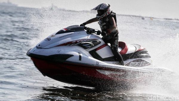 Melihat Serunya Turnamen Jet Ski di Utara Jakarta