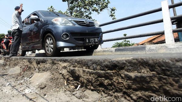 Aksi Sopir Menantang Maut di Jembatan Amblas Tegal Alur