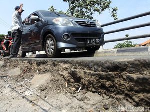 Aksi Sopir Menantang Maut di Jembatan Amblas Tegal Alur