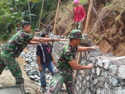Video Akses Jalan di Desa Ciomas Selesai Dibangun