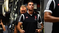 Cristiano Ronaldo masuk dalam daftar kandidat peraih ajang yang kini bernama resmi The Best FIFA Mens Player tersebut. Ronaldo musim lalu bikin 28 gol dan 10 assist dari 43 penampilan bareng Juventus, mengantarkan timnya memenangi Scudetto. (Foto: Thananuwat Srirasant / Getty Images)