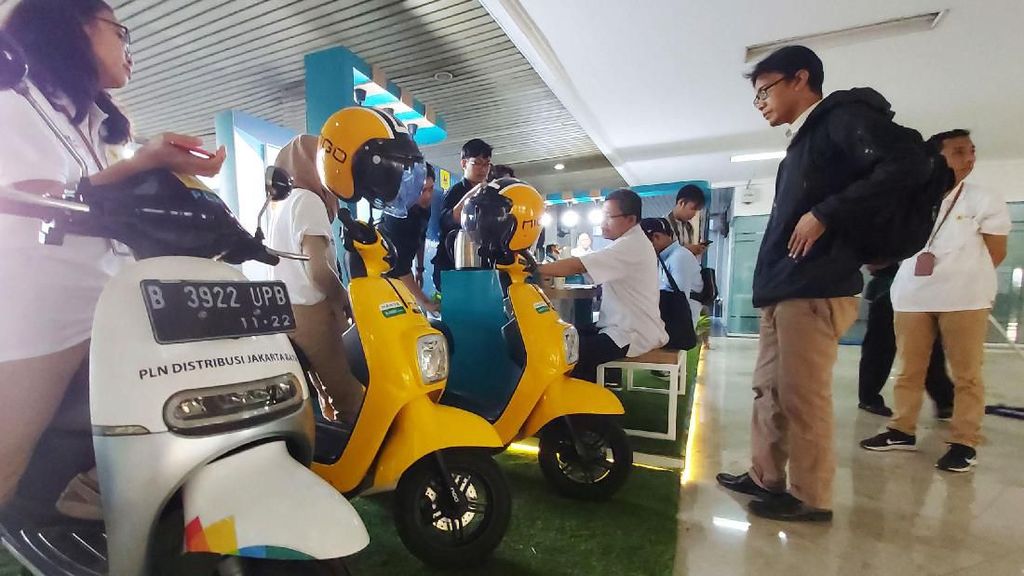 PLN Buka Booth Layanan dan Inovasi PLN Buka Booth Layanan dan Inovasi