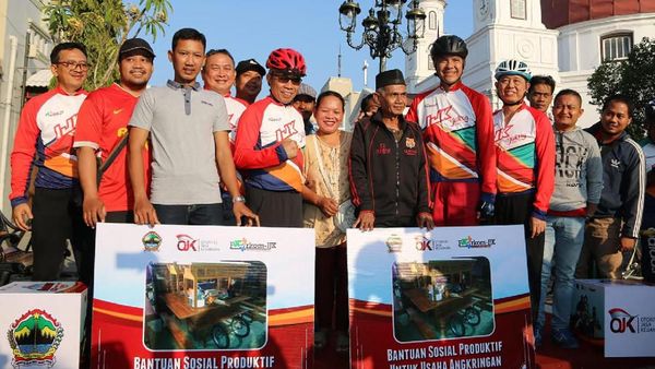 OJK Beri Bantuan untuk Usaha Angkringan di Semarang