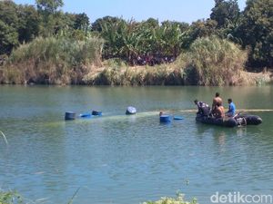 Petugas Gunakan Drum Isi Air untuk Evakuasi Bangkai Cessna