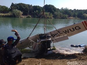 Bangkai Cessna yang Jatuh di Sungai Indramayu Dievakuasi Petugas