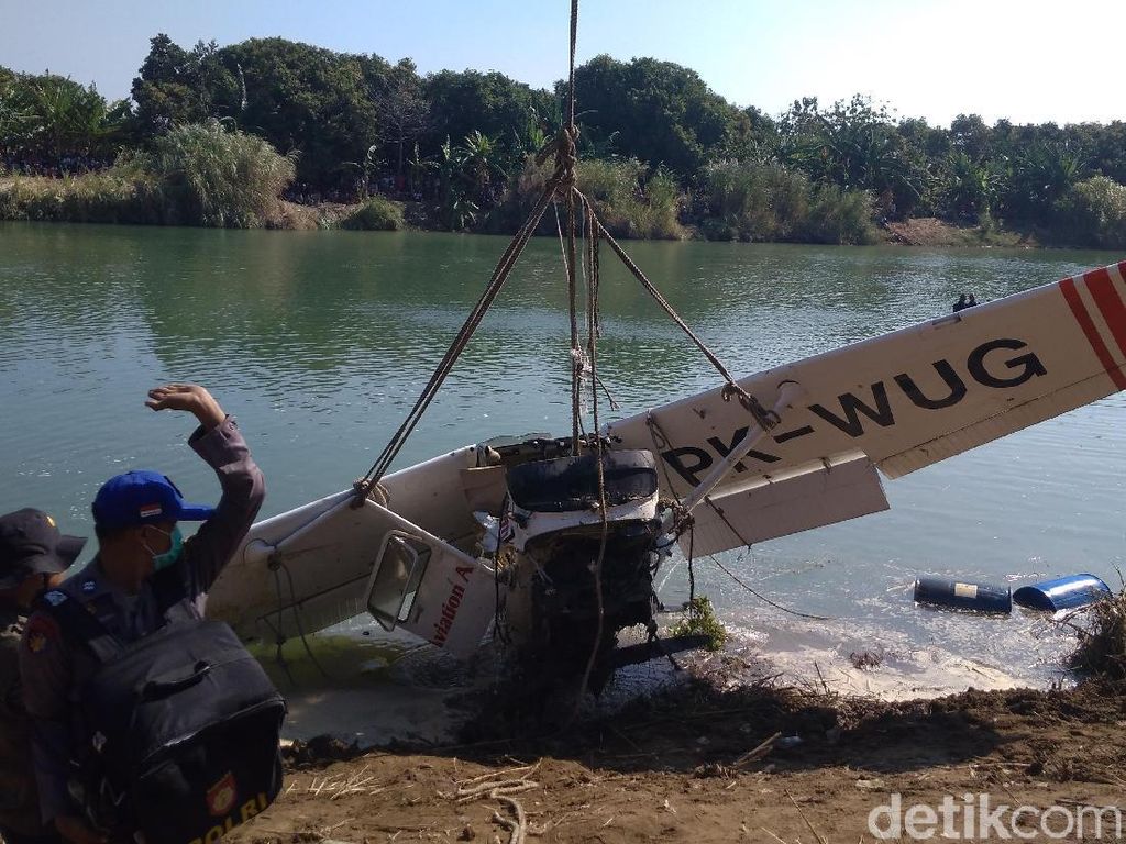 Bangkai Cessna yang Jatuh di Sungai Indramayu Dievakuasi Petugas Bangkai Cessna yang Jatuh di Sungai Indramayu Dievakuasi Petugas