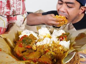 Gokil! Youtuber Ini Sarapan 4 Bungkus Nasi Padang Jumbo