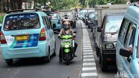 Jangan Ditiru! Aksi Lawan Arus di Pal Merah