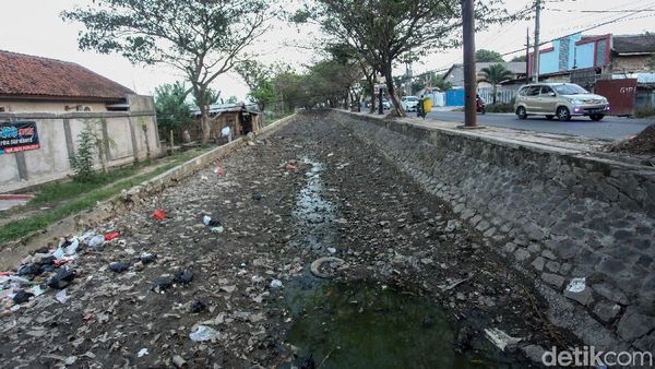 Potret Sungai Kering Akibat Kemarau di Tangerang