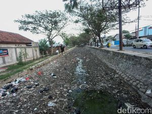 Potret Sungai Kering Akibat Kemarau di Tangerang