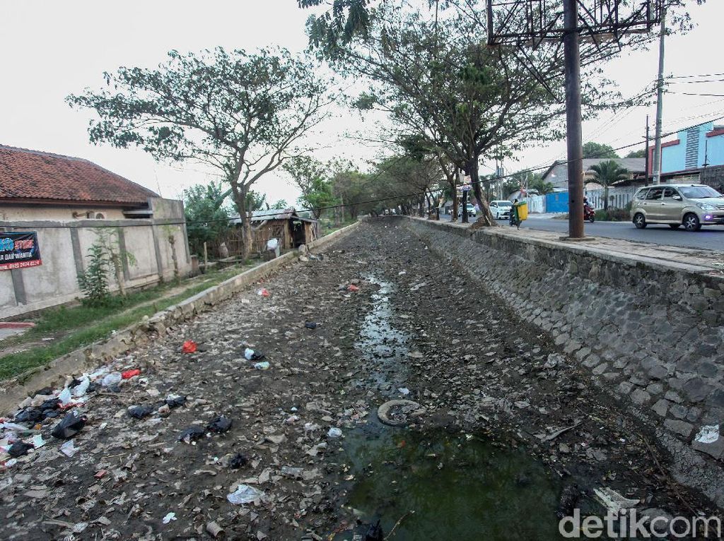 Potret Sungai Kering Akibat Kemarau di Tangerang Potret Sungai Kering Akibat Kemarau di Tangerang