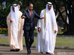 Putra Mahkota Abu Dhabi Bertemu Jokowi, Netizen Salfok Sama Sneakers-nya