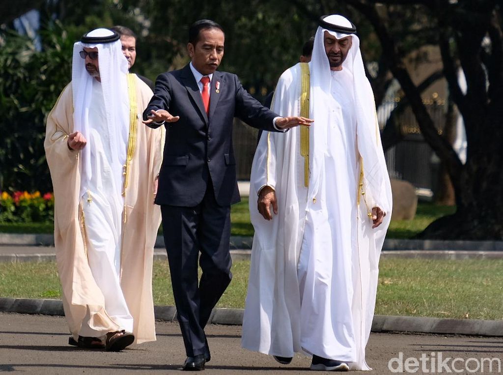 Putra Mahkota Abu Dhabi Bertemu Jokowi, Netizen Salfok Sama Sneakers-nya Putra Mahkota Abu Dhabi Bertemu Jokowi, Netizen Salfok Sama Sneakers-nya