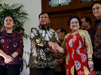 Senyum Semringah Megawati Saat Bertemu Prabowo