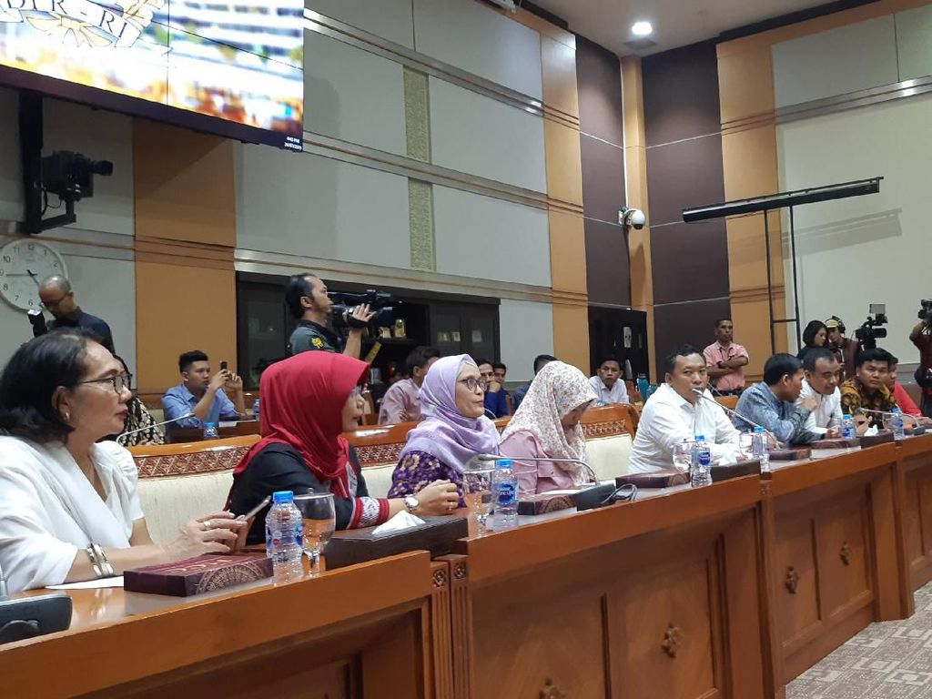 Komisi III DPR Setuju Amnesti Jokowi untuk Baiq Nuril Komisi III DPR Setuju Amnesti Jokowi untuk Baiq Nuril