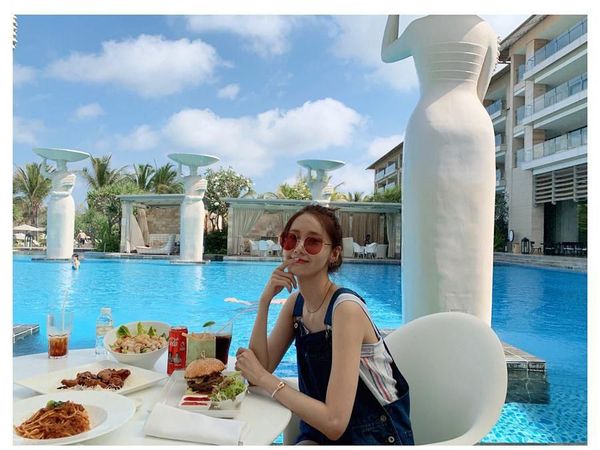 10 Momen Kulineran Si Cantik Yoona Saat Liburan di Bali