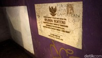 Prasasti peresmian juga jadi sasaran tangan-tangan jahil.
