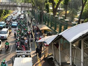 Curhat Ojol: Ada Shelter Pun Tetap Berhenti di Pinggir Jalan