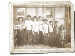 Kisah di Balik Foto Keluarga yang Dikubur untuk Sembunyikan Masa Lalu